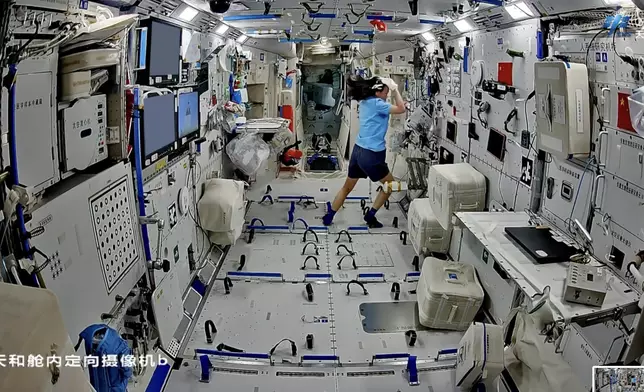 黎家盈解鎖太空洗頭。