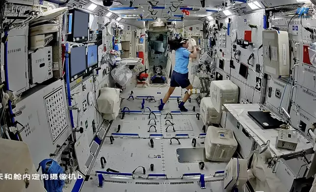黎家盈解鎖太空洗頭。