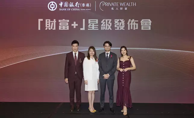中銀香港個人金融及財富管理部副總經理溫晞文女士（左二）、中銀人壽市場及產品發展總監魏志煒先生（右二）、陳豪（左一）及陳茵媺（右一）在「財富+」星級發佈會台上合照。