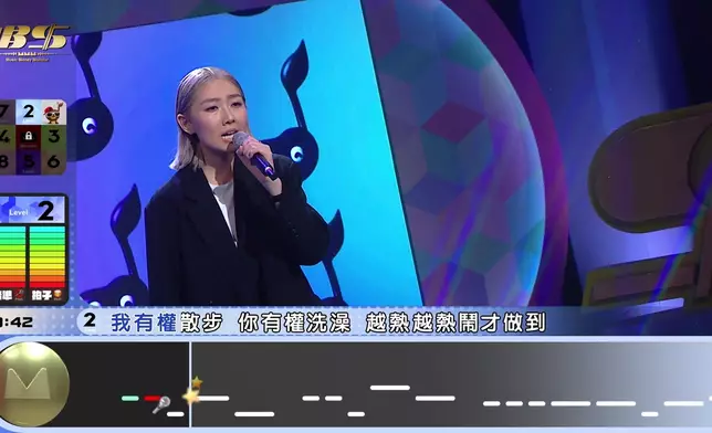 李然唱Level 2《全身暑假》過關，笑到見牙唔見眼。