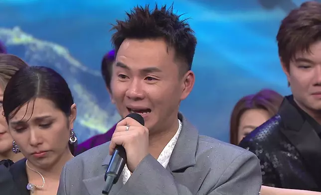 小雷發表感言，離開舞台前與戰友擁抱道別。