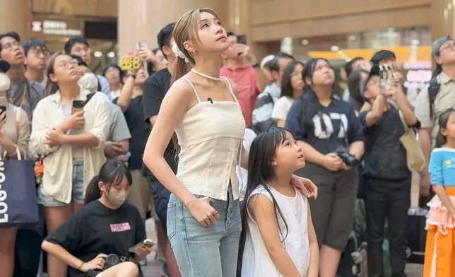 MV中飾演小女孩的Venus亦驚喜現身撐場。