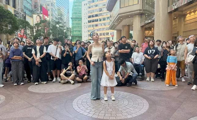 阿蛋與一眾「BB蛋」在時代廣場一同見證《沒誰保佑》MV首播。