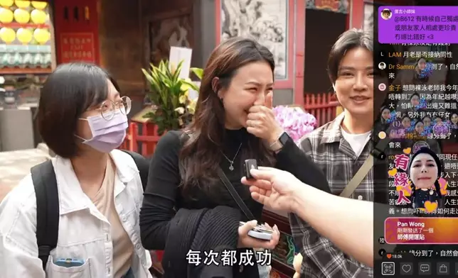 不少少女到龍山寺求演唱會門票。