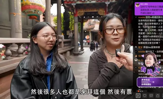 不少少女到龍山寺求演唱會門票。