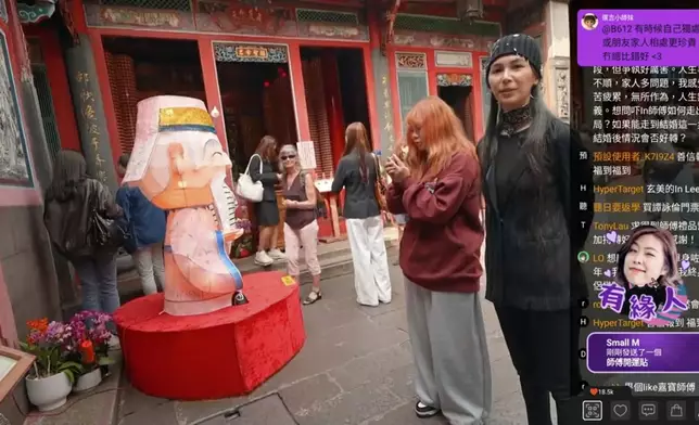 不少少女到龍山寺求演唱會門票。