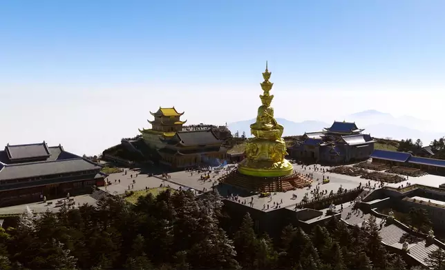 峨眉山嘅景色真係好壯麗。