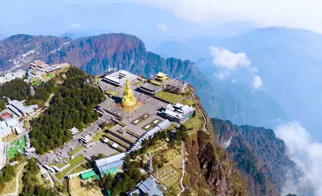 峨眉山嘅景色真係好壯麗。