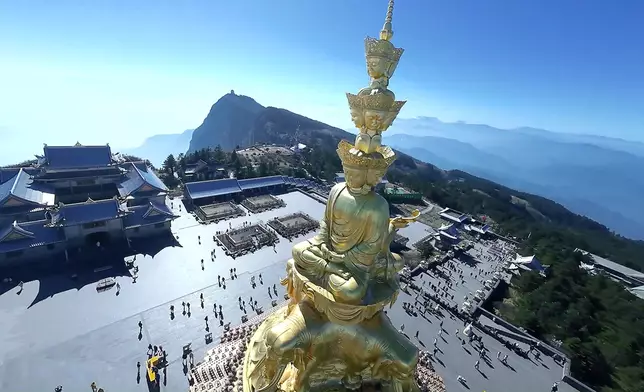 峨眉山嘅景色真係好壯麗。