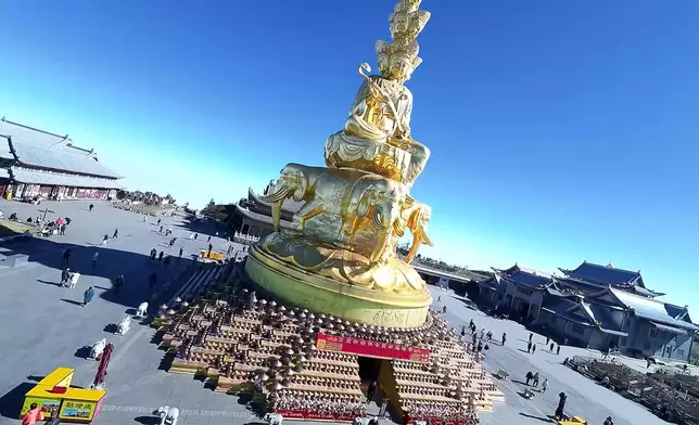 峨眉山嘅景色真係好壯麗。