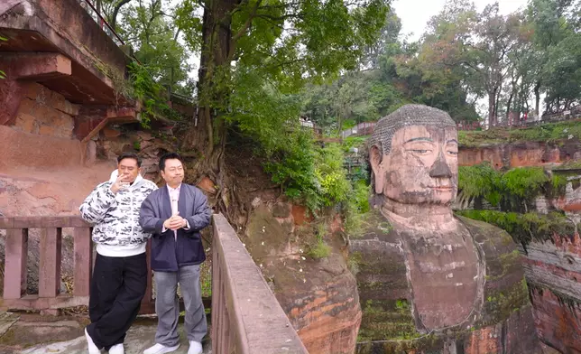 多角度讓觀眾同主持一齊欣賞大佛嘅偉大。
