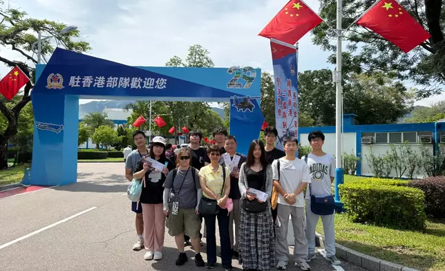 逾 150 名港專學生、校友及教職員分批參觀位於昂船洲、石崗及新圍的解放軍駐港軍營。