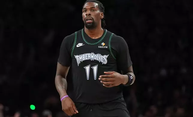 檔案圖片：2026年5月8日，在明尼亞波利斯舉行的一場NBA季後賽第二圈第三場比賽上半場，明尼蘇達木狼中鋒拿斯列特站在球場上，對陣聖安東尼奧馬刺。 (美聯社圖片/Abbie Parr) AP圖片