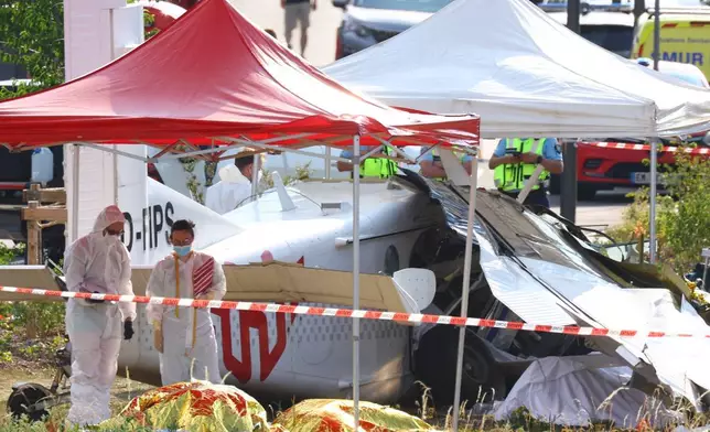 法證技術人員檢查在法國東北部通布蘭墜毀的跳傘飛機，機上11人全部罹難。攝於2026年6月28日周日。(美聯社圖片/Antonin Utz) AP圖片