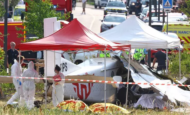 法證技術人員檢查在法國東北部通布蘭墜毀的跳傘飛機，機上11人全部罹難。攝於2026年6月28日周日。(美聯社圖片/Antonin Utz) AP圖片