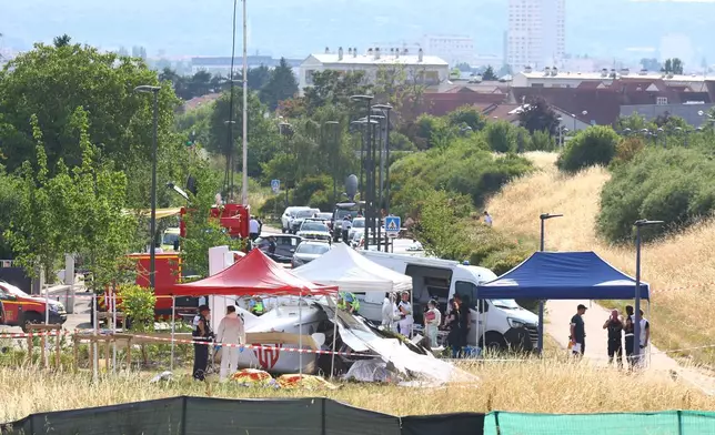 法證技術人員檢查在法國東北部通布蘭墜毀的跳傘飛機，機上11人全部罹難。攝於2026年6月28日周日。(美聯社圖片/Antonin Utz) AP圖片
