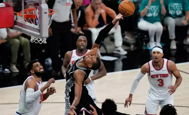 聖安東尼奧馬刺隊前鋒維克托·雲班耶馬在NBA總決賽首場賽事下半場，嘗試對抗紐約人隊投射。賽事於周三（2026年6月3日）在聖安東尼奧舉行。(美聯社圖片/David J. Phillip) AP圖片