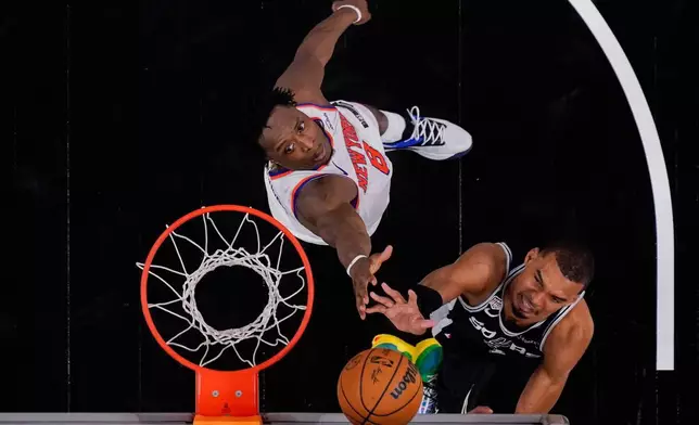 聖安東尼奧馬刺隊前鋒維克托·雲班耶馬在NBA總決賽首場賽事下半場，在紐約人隊前鋒OG·阿奴諾比（8號）上方投射。賽事於周三（2026年6月3日）在聖安東尼奧舉行。(美聯社圖片/Eric Gay) AP圖片