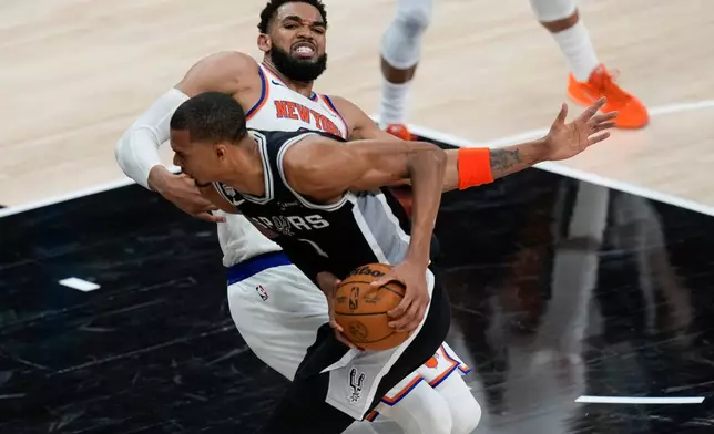 聖安東尼奧馬刺隊前鋒維克托·雲班耶馬在NBA總決賽首場賽事下半場，突破紐約人隊中鋒卡爾-安東尼·唐斯（右）的防守。賽事於周三（2026年6月3日）在聖安東尼奧舉行。(美聯社圖片/David J. Phillip) AP圖片