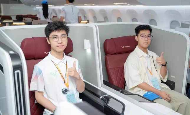 同學參觀中國商飛上海飛機設計研究院，坐上了尚未面世的 C929 機艙模型。