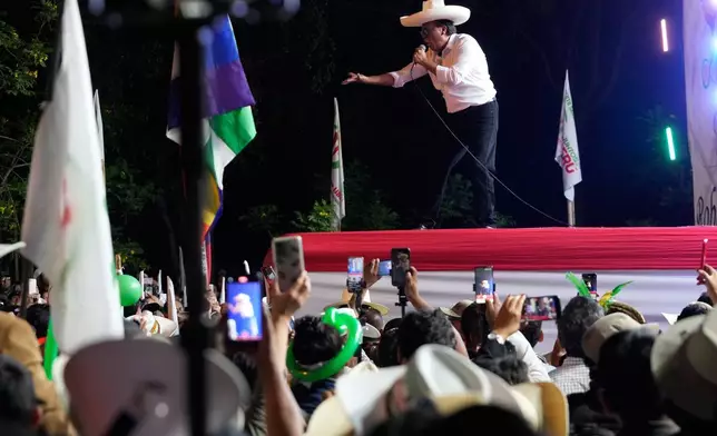 二零二六年六月四日周四，秘魯利馬，總統候選人、秘魯團結黨的桑切斯在競選活動結束集會上向支持者發表演講。(美聯社圖片/Martin Mejia) AP圖片