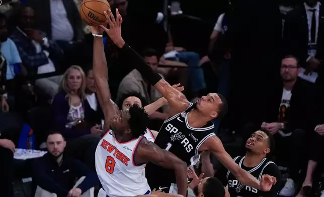 紐約時間2026年6月10日周三，NBA總決賽第四場比賽上半場，聖安東尼奧馬刺隊前鋒維克托·文班亞馬在紐約封阻紐約人隊前鋒阿奴諾比（8號）的投籃。(美聯社圖片/羅斯·D·富蘭克林) AP圖片