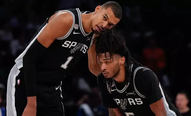 聖安東尼奧馬刺前鋒維克托·文班亞馬（一號球衣）在NBA總決賽第三場對陣紐約人的下半場，與後衛史蒂芬·卡素爾交談。攝於二零二六年六月八日周一，紐約。（美聯社圖片/Ross D. Franklin） AP圖片
