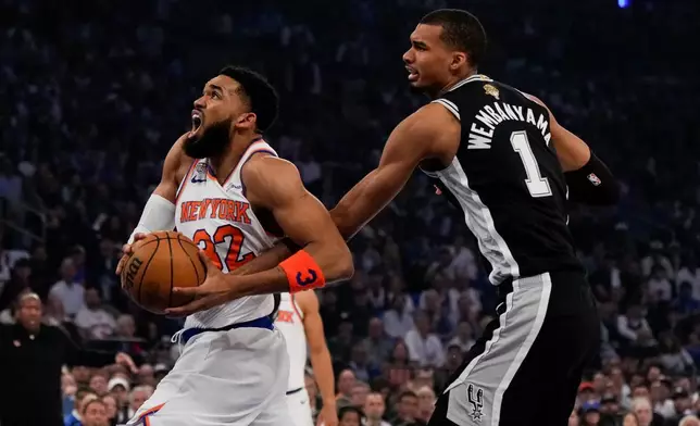 紐約時間2026年6月10日周三，NBA總決賽第四場比賽上半場，紐約人隊中鋒卡爾-安東尼·唐斯（32號）在紐約突破聖安東尼奧馬刺隊前鋒維克托·文班亞馬的防守。(美聯社圖片/羅斯·D·富蘭克林) AP圖片