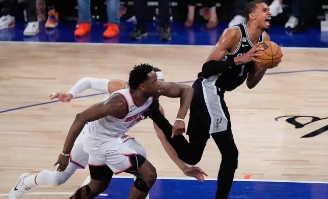 紐約時間2026年6月10日周三，NBA總決賽第四場比賽下半場，聖安東尼奧馬刺隊前鋒維克托·文班亞馬（右）在紐約突破，紐約人隊前鋒阿奴諾比（左）防守。(美聯社圖片/羅斯·D·富蘭克林) AP圖片
