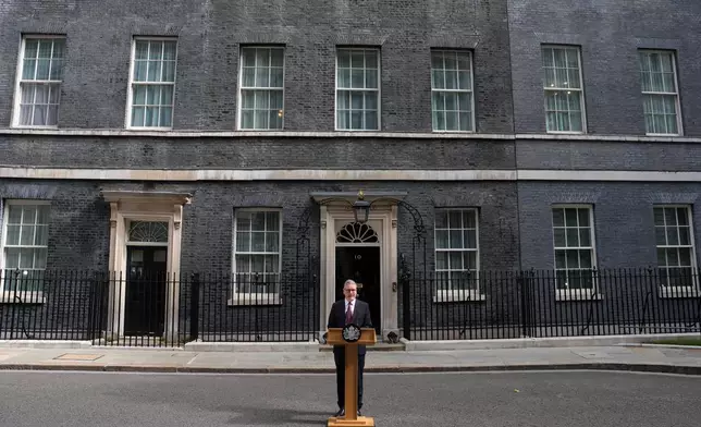 2026年6月22日周一，英國首相施紀賢在倫敦唐寧街10號外向傳媒宣布辭職。(美聯社圖片/Kin Cheung) AP圖片