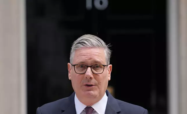 2026年6月22日周一，英國首相施紀賢在倫敦唐寧街10號外向傳媒宣布辭職。(美聯社圖片/Kin Cheung) AP圖片