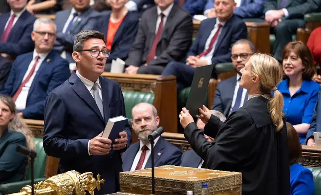 2026年6月22日周一，伯納姆（前左）在英格蘭倫敦下議院宣誓就任國會議員。(美聯社圖片/House of Commons) AP圖片