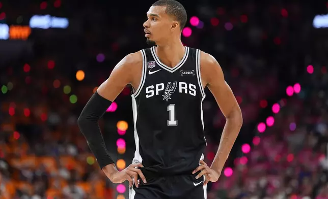 聖安東尼奧，2026年6月3日，周三。NBA總決賽第一場比賽上半場，聖安東尼奧馬刺隊前鋒維克托·文班亞馬（1號）望向後備席。(美聯社圖片/Eric Gay) AP圖片