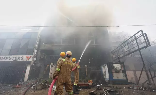 消防員在印度勒克瑙一間補習中心撲滅火警。周一，2026年6月22日。(美聯社圖片/Sumit Kumar) AP圖片