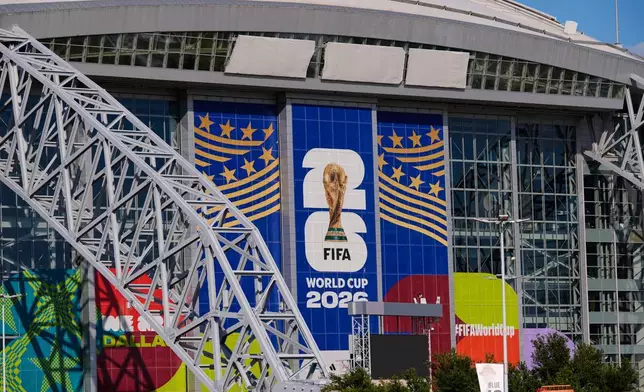 2026年6月1日周一，德州阿靈頓的AT&amp;T體育場，其名稱被三塊灰色防水布覆蓋，該體育場將舉行即將到來的世界盃足球賽事。(美聯社圖片/Tony Gutierrez) AP圖片