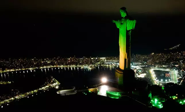 2026年6月23日周二，巴西里約熱內盧的基督像亮起巴西國旗顏色燈光，作為2027年國際足協女子世界盃倒數活動的一部分。(美聯社圖片/Dhavid Normando) AP圖片