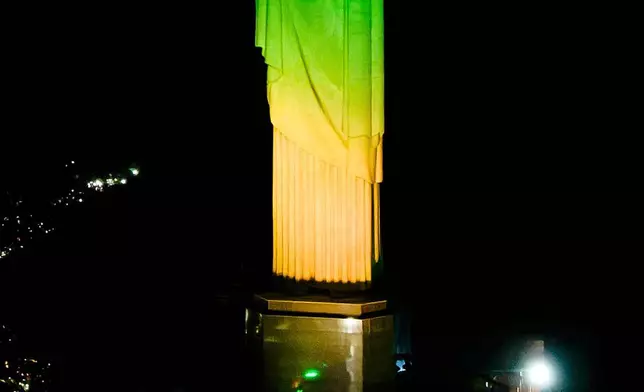 2026年6月23日周二，巴西里約熱內盧的基督像亮起巴西國旗顏色燈光，作為2027年國際足協女子世界盃倒數活動的一部分。(美聯社圖片/Dhavid Normando) AP圖片