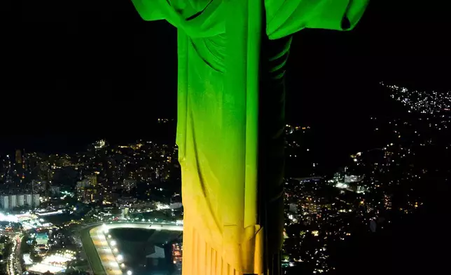 2026年6月23日周二，巴西里約熱內盧的基督像亮起巴西國旗顏色燈光，作為2027年國際足協女子世界盃倒數活動的一部分。(美聯社圖片/Dhavid Normando) AP圖片