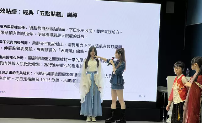 知名藝人導師鍾雨璇在登台前為學員進行多輪專業舞台特訓，指導學員 Catwalk 演繹與擺 Pose 拍照技巧，為 7 月 5 日會展舞台的終極成果滙演作好最佳準備