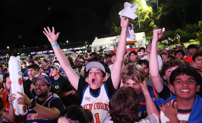 2026年6月10日周三，紐約，中央公園內舉行NBA總決賽第四場紐約人隊對聖安東尼奧馬刺隊的觀賽派對，紐約人隊球迷的反應。(美聯社圖片/Heather Khalifa) AP圖片