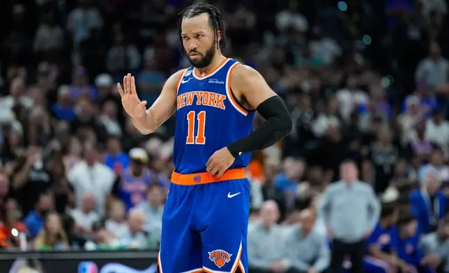 紐約人隊後衛賈倫·布倫森在2026年6月13日周六於聖安東尼奧舉行的NBA總決賽第五場對聖安東尼奧馬刺隊的下半場比賽中向隊友示意。（美聯社圖片/Ross D. Franklin） AP圖片