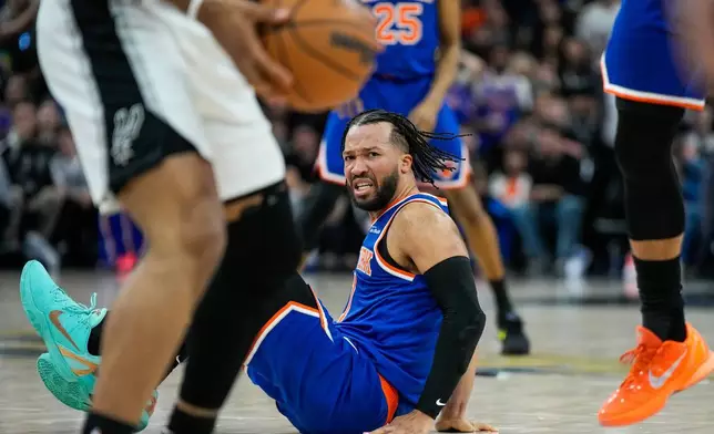 紐約人隊後衛賈倫·布倫森在2026年6月13日周六於聖安東尼奧舉行的NBA總決賽第五場對聖安東尼奧馬刺隊的下半場比賽中犯規後倒地。（美聯社圖片/Ross D. Franklin） AP圖片