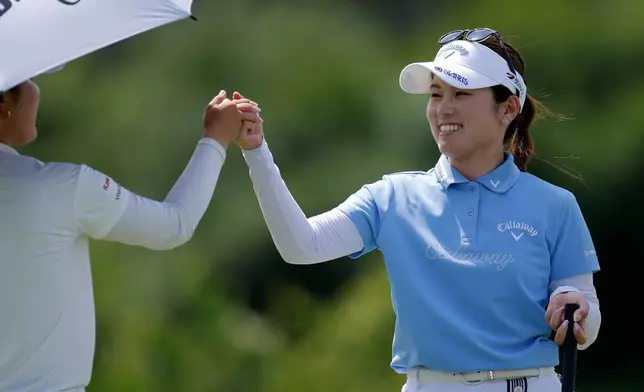 日本球手西村優菜（右）與古江彩佳（左），周四（2026年6月11日）在密歇根州米德蘭的米德蘭鄉村俱樂部舉行的陶氏錦標賽美國女子職業高爾夫巡迴賽首輪賽事中，於第15洞慶祝。(美聯社圖片/Al Goldis) AP圖片