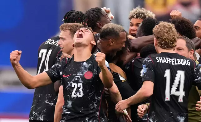 2026年6月28日周日，加拿大球員在洛杉磯附近加州英格爾伍德舉行的世界盃三十二強足球賽，南非對加拿大賽事中，史提芬尤斯達基奧射入首個入球後慶祝。(美聯社圖片/Mark J. Terrill) AP圖片