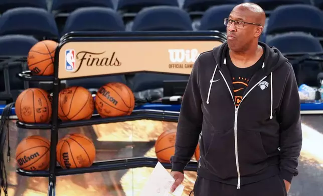 紐約人隊主教練布朗在紐約觀看球隊備戰NBA總決賽第三場對陣聖安東尼奧馬刺隊的賽事，攝於2026年6月7日周日。(美聯社圖片/Ross D. Franklin) AP圖片