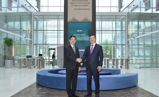 行政長官李家超今日（阿斯塔納時間六月一日）在哈薩克斯坦到訪阿斯塔納國際金融中心