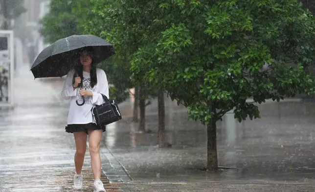 東京，周三（2026年6月3日），一名女子在雨中行走。(美聯社圖片/Hiro Komae) AP圖片