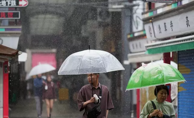 東京，周三（2026年6月3日），民眾在雨中行走。(美聯社圖片/Hiro Komae) AP圖片