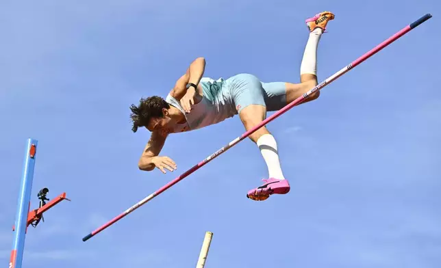 瑞典選手阿爾芒杜普蘭蒂斯，周日（2026年6月7日）在瑞典斯德哥爾摩舉行的國際田聯鑽石聯賽田徑賽男子撐竿跳比賽期間。(Christine Olsson/TT News Agency via 美聯社圖片) AP圖片