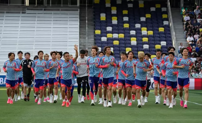 日本國家隊在2026年6月8日周一，於田納西州納什維爾的操練期間在球場上慢跑，為世界盃足球賽事作準備。(美聯社圖片/George Walker IV) AP圖片